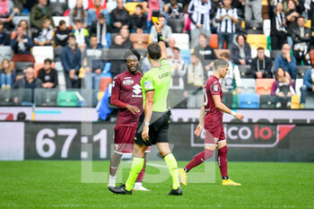 2022-10-23 - The referee of the match Matteo Marchetti shows yellow card to Torino's Ola Aina - UDINESE CALCIO VS TORINO FC - ITALIAN SERIE A - SOCCER