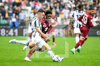 2022-10-23 - Udinese's Tolgay Arslan in action against Torino's Ola Aina - UDINESE CALCIO VS TORINO FC - ITALIAN SERIE A - SOCCER