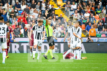 2022-10-23 - The referee of the match Matteo Marchetti shows yellow card to Udinese's Jaka Bijol - UDINESE CALCIO VS TORINO FC - ITALIAN SERIE A - SOCCER