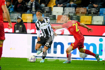 2022-11-04 - Udinese's Enzo Ebosse in action against Lecce's Alexis Blin - UDINESE CALCIO VS US LECCE - ITALIAN SERIE A - SOCCER