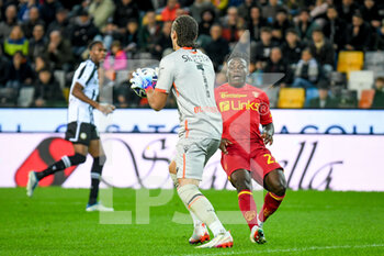 2022-11-04 - Udinese's Marco Silvestri saves a goal by Lecce's Lameck Banda - UDINESE CALCIO VS US LECCE - ITALIAN SERIE A - SOCCER