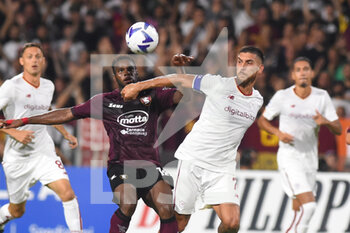 14/08/2022 - Lorenzo Pellegrini ( AS. Roma) and Diego Valencia ( US. Salernitana 1919) competes for the ball with during the Serie A 2022/23 match between US Salernitana1919 and AS Roma  Arechi  Stadium - US SALERNITANA VS AS ROMA - SERIE A - CALCIO