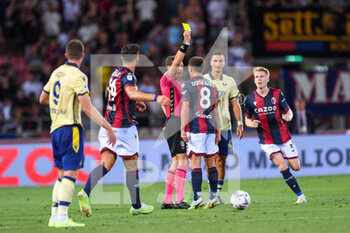 2022-08-21 - Yellow card for Bologna's Nicolas Domínguez - BOLOGNA FC VS HELLAS VERONA - ITALIAN SERIE A - SOCCER