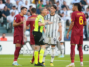 2022-08-27 - Refree mr. Massimiliano Irrati speaking with Chris Smalling of As Roma and Dusan Vlahovic of Juventus Fc during the Italian Serie A, football match between Juventus Fc and As Roma on August 27, 2022 at Allianz Stadium, Turin, Italy. Photo Nderim Kaceli - JUVENTUS FC VS AS ROMA - ITALIAN SERIE A - SOCCER