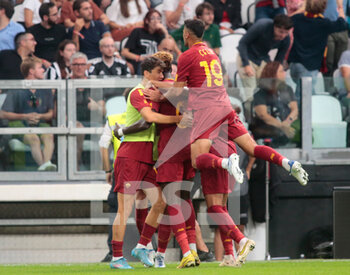 2022-08-27 - As Roma Team photo celebrating with Tammy Abraham of As Roma after a goal during the Italian Serie A, football match between Juventus fc and As Roma, on August 27, 2022 at Allianz Stadium in Turin, Italy. Photo Nderim Kaceli - JUVENTUS FC VS AS ROMA - ITALIAN SERIE A - SOCCER