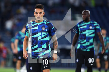2022-08-26 - Lautaro Martinez of Internazionale looks on during warm up before the Italian championship Serie A football match between SS Lazio and FC Internazionale on August 26, 2022 at Stadio Olimpico in Rome, Italy - FOOTBALL - ITALIAN CHAMP - LAZIO V INTERNAZIONALE - ITALIAN SERIE A - SOCCER