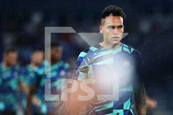 2022-08-26 - Lautaro Martinez of Internazionale looks on during warm up before the Italian championship Serie A football match between SS Lazio and FC Internazionale on August 26, 2022 at Stadio Olimpico in Rome, Italy - FOOTBALL - ITALIAN CHAMP - LAZIO V INTERNAZIONALE - ITALIAN SERIE A - SOCCER