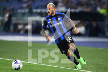 2022-08-26 - Federico Dimarco of Internazionale in action during the Italian championship Serie A football match between SS Lazio and FC Internazionale on August 26, 2022 at Stadio Olimpico in Rome, Italy - FOOTBALL - ITALIAN CHAMP - LAZIO V INTERNAZIONALE - ITALIAN SERIE A - SOCCER