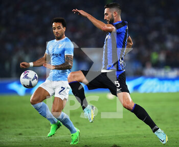 2022-08-26 - Roberto Gagliardini of Internazionale (R) in action under pressure from Felipe Anderson of Lazio (L) during the Italian championship Serie A football match between SS Lazio and FC Internazionale on August 26, 2022 at Stadio Olimpico in Rome, Italy - FOOTBALL - ITALIAN CHAMP - LAZIO V INTERNAZIONALE - ITALIAN SERIE A - SOCCER