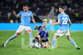 2022-08-26 - Roberto Gagliardini of Internazionale (C) vies for the ball with Sergej Milinkovic Savic (L) and Manuel Lazzari (R) of Lazio during the Italian championship Serie A football match between SS Lazio and FC Internazionale on August 26, 2022 at Stadio Olimpico in Rome, Italy - FOOTBALL - ITALIAN CHAMP - LAZIO V INTERNAZIONALE - ITALIAN SERIE A - SOCCER