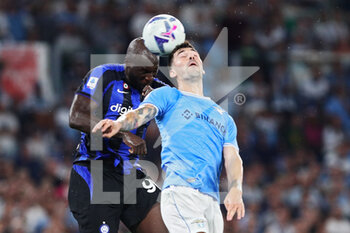 2022-08-26 - Romelu Lukaku of Internazionale (L) goeas for a header with Alessio Romagnoli of Lazio (R) during the Italian championship Serie A football match between SS Lazio and FC Internazionale on August 26, 2022 at Stadio Olimpico in Rome, Italy - FOOTBALL - ITALIAN CHAMP - LAZIO V INTERNAZIONALE - ITALIAN SERIE A - SOCCER
