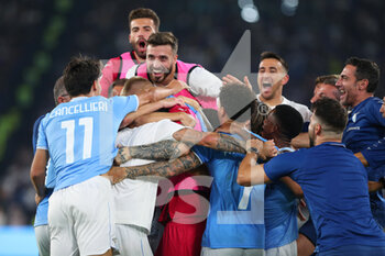 2022-08-26 - Pedro Rodriguez of Lazio celebrates with his teammates after scoring 3-1 goal during the Italian championship Serie A football match between SS Lazio and FC Internazionale on August 26, 2022 at Stadio Olimpico in Rome, Italy - FOOTBALL - ITALIAN CHAMP - LAZIO V INTERNAZIONALE - ITALIAN SERIE A - SOCCER