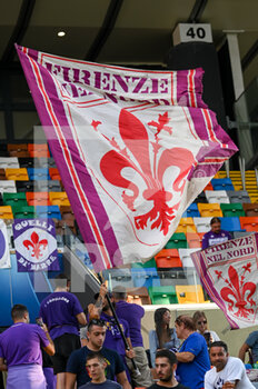 2022-08-31 - ACF Fiorentina supporters flag - UDINESE CALCIO VS ACF FIORENTINA - ITALIAN SERIE A - SOCCER