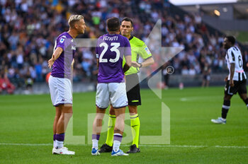 2022-08-31 - Udinese's Enzo Ebosse protests with  The Referee of the match Maurizio Mariani of the Roma section - UDINESE CALCIO VS ACF FIORENTINA - ITALIAN SERIE A - SOCCER