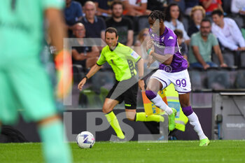 2022-08-31 - Fiorentina's Christian Kouame portrait in action - UDINESE CALCIO VS ACF FIORENTINA - ITALIAN SERIE A - SOCCER