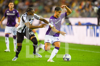 2022-08-31 - Udinese's Ehizibue Kingsley in action with Fiorentina's Riccardo Sottil - UDINESE CALCIO VS ACF FIORENTINA - ITALIAN SERIE A - SOCCER