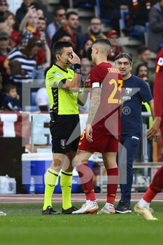 2022-11-13 - Referee Antonio Rapuano and Gianluca Mancini of A.S. Roma during the 15th day of the Serie A Championship between A.S. Roma vs Torino F.C. on November 13, 2022 at the Stadio Olimpico, Rome, Italy. - AS ROMA VS TORINO FC - ITALIAN SERIE A - SOCCER