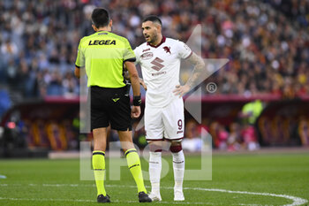 2022-11-13 - Referee Antonio Rapuano and Antonio Sanabria of Torino F.C. during the 15th day of the Serie A Championship between A.S. Roma vs Torino F.C. on November 13, 2022 at the Stadio Olimpico, Rome, Italy. - AS ROMA VS TORINO FC - ITALIAN SERIE A - SOCCER