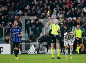 2022-11-06 - Referee showing a yellow card to Hakan Calhanoglu of Fc Inter during the Italian Serie A, football match between Juventus Fc and Inter Fc, on 06 November 2022, at Allianz Stadium, Turin, Italy  Photo Nderim Kaceli - JUVENTUS FC VS INTER - FC INTERNAZIONALE - ITALIAN SERIE A - SOCCER