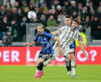 2022-11-06 - Henrikh Mkhitaryan of Fc Inter and Manuel Locatelli of Juventus Fc during the Italian Serie A, football match between Juventus Fc and Inter Fc, on 06 November 2022, at Allianz Stadium, Turin, Italy  Photo Nderim Kaceli - JUVENTUS FC VS INTER - FC INTERNAZIONALE - ITALIAN SERIE A - SOCCER