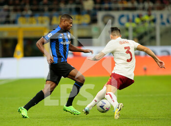 2022-10-01 - Denzel Dumfries of Fc Inter and Roger Ibanez of As Roma during the Italian Serie A, Football match between Fc Inter and As Roma on October 1, 2022 at San Siro Stadium, Milan, Italy. Photo Nderim Kaceli - INTER - FC INTERNAZIONALE VS AS ROMA - ITALIAN SERIE A - SOCCER