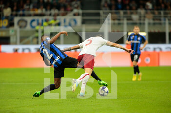 2022-10-01 - Denzel Dumfries of Fc Inter and Roger Ibanez of As Roma  during the Italian Serie A, Football match between Fc Inter and As Roma on October 1, 2022 at San Siro Stadium, Milan, Italy. Photo Nderim Kaceli - INTER - FC INTERNAZIONALE VS AS ROMA - ITALIAN SERIE A - SOCCER