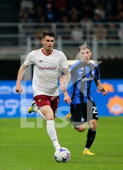 2022-10-01 - Roger Ibanez of As Roma during the Italian Serie A, Football match between Fc Inter and As Roma on October 1, 2022 at San Siro Stadium, Milan, Italy. Photo Nderim Kaceli - INTER - FC INTERNAZIONALE VS AS ROMA - ITALIAN SERIE A - SOCCER