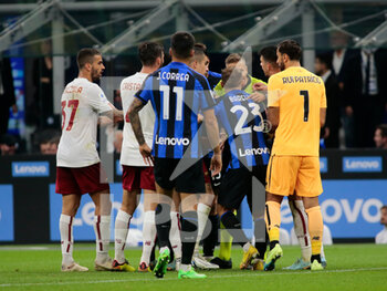 2022-10-01 - Nicolo Barrella of Fc Inter complaining to the match referee  during the Italian Serie A, Football match between Fc Inter and As Roma on October 1, 2022 at San Siro Stadium, Milan, Italy. Photo Nderim Kaceli - INTER - FC INTERNAZIONALE VS AS ROMA - ITALIAN SERIE A - SOCCER