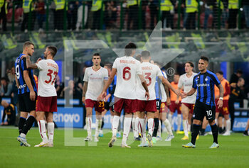 2022-10-01 - As Roma team players after the ending of match of  the Italian Serie A, Football match between Fc Inter and As Roma on October 1, 2022 at San Siro Stadium, Milan, Italy. Photo Nderim Kaceli - INTER - FC INTERNAZIONALE VS AS ROMA - ITALIAN SERIE A - SOCCER