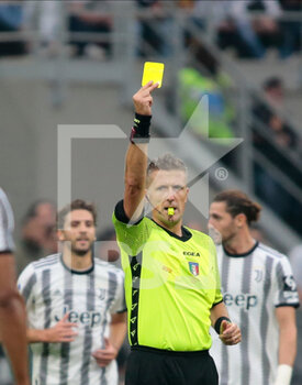 2022-10-08 - Referee Daniele Orsano showing a yellow card during the Italian Serie a, football match between Ac Milan and Juventus Fc, on 08 October 2022, at San Siro Stadium, Milan, Italy. Photo Nderim Kaceli - AC MILAN VS JUVENTUS FC - ITALIAN SERIE A - SOCCER
