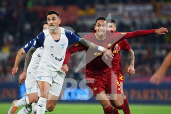 2022-11-06 - Matias Vecino of Lazio (L) vies for the ball with Chris Smalling of Roma (R) during the Italian championship Serie A football match between AS Roma and SS Lazio on November 6, 2022 at Stadio Olimpico in Rome, Italy - FOOTBALL - ITALIAN CHAMP - AS ROMA V SS LAZIO - ITALIAN SERIE A - SOCCER