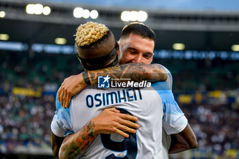 2022-08-15 - Napoli's Matteo Politano hugs Napoli's Victor Osimhen - HELLAS VERONA FC VS SSC NAPOLI (PORTRAITS ARCHIVE) - ITALIAN SERIE A - SOCCER