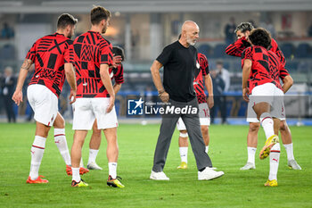 2022-10-16 - Milan's Head Coach Stefano Pioli with players during warm up - HELLAS VERONA FC VS AC MILAN (PORTRAITS ARCHIVE) - ITALIAN SERIE A - SOCCER