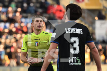 2022-01-15 - L'arbitro Francesco Cosso discute con Maxime Leverbe (Pisa) - AC PISA VS FROSINONE CALCIO - ITALIAN SERIE B - SOCCER