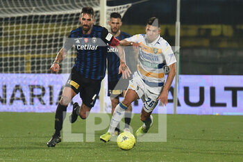 2022-01-15 - Antonio Caracciolo (Pisa) e Karlo Lulic (Frosinone) - AC PISA VS FROSINONE CALCIO - ITALIAN SERIE B - SOCCER