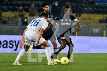 2022-01-15 - Idrissa Toure' (Pisa) contrastato da Karlo Lulic (Frosinone) - AC PISA VS FROSINONE CALCIO - ITALIAN SERIE B - SOCCER