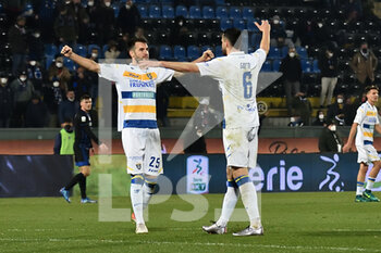 2022-01-15 - Przemyslaw  Szyminski (Frosinone) e Federico  Gatti (Frosinone) festeggiano la vittoria - AC PISA VS FROSINONE CALCIO - ITALIAN SERIE B - SOCCER