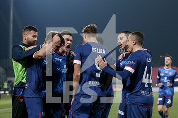 2022-01-16 - Manuel De Luca (AC Perugia Calcio 1905) celebrates with his teammates after scoring his side's first goal of the match - AC MONZA VS AC PERUGIA - ITALIAN SERIE B - SOCCER