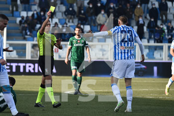 2022-01-22 - The referee Giovanni Ayroldi shows yellow card to Francesco  Vicari (Spal) - SPAL VS AC PISA - ITALIAN SERIE B - SOCCER