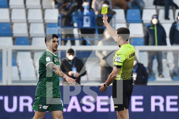 2022-01-22 - The referee Giovanni Ayroldi shows yellow card to Giuseppe Mastinu (Pisa) - SPAL VS AC PISA - ITALIAN SERIE B - SOCCER