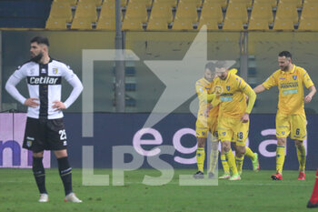 2022-01-21 - Emanuele Cicerelli of FROSINONE CALCIO celebrates with his teammates after scoring a goal during the Serie B match between Parma Calcio and Frosinone Calcio at Ennio Tardini on January 21, 2022 in Parma, Italy. - PARMA CALCIO VS FROSINONE CALCIO - ITALIAN SERIE B - SOCCER