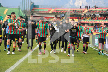2022-02-05 - greetings to the fans at the end of the game (Ternana) - TERNANA CALCIO VS REGGINA 1914 - ITALIAN SERIE B - SOCCER