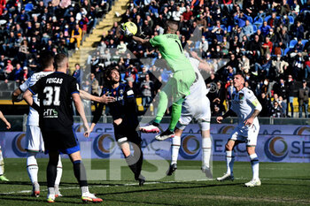 2022-02-12 - Antony  Iannarilli (Ternana) jumps to tak the ball - AC PISA VS TERNANA CALCIO - ITALIAN SERIE B - SOCCER