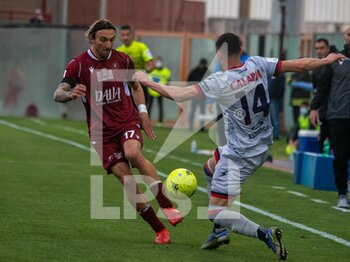 2022-02-12 - Di Chiara Gianluca Reggina hindered by Calapai Luca Crotone - REGGINA 1914 VS FC CROTONE - ITALIAN SERIE B - SOCCER