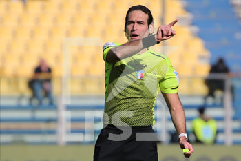 2022-02-12 - Referee Sig. Giacomo Camplone (Pescara) during the Serie B match between Parma Calcio and Pordenone Calcio at Ennio Tardini on February 12, 2022 in Parma, Italy. - PARMA CALCIO VS PORDENONE CALCIO - ITALIAN SERIE B - SOCCER