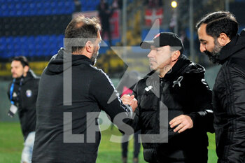 2022-02-15 - Head coach of Pisa Luca D'Angelo greets Head coach of Vicenza Cristian Brocchi - AC PISA VS LR VICENZA - ITALIAN SERIE B - SOCCER