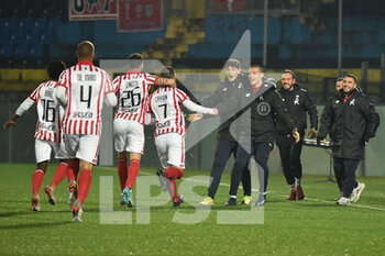 2022-02-15 - Michele Cavion (Vicenza) celebrates with his teammates after the goal of 0-1 - AC PISA VS LR VICENZA - ITALIAN SERIE B - SOCCER
