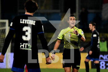 2022-02-15 - The referee Antonio Di Martino talks to Maxime Leverbe (Pisa) - AC PISA VS LR VICENZA - ITALIAN SERIE B - SOCCER