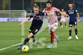 2022-02-15 - Hjortur Hermannsson (Pisa) in action hampered by Luca  Crecco (Vicenza) - AC PISA VS LR VICENZA - ITALIAN SERIE B - SOCCER