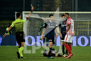 2022-02-15 - The referee Antonio Di Martino shows yellow card to Davide Djily Diaw (Vicenza) - AC PISA VS LR VICENZA - ITALIAN SERIE B - SOCCER